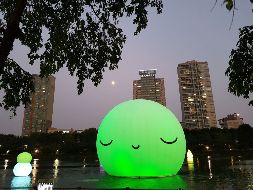 Gigantic floating ball